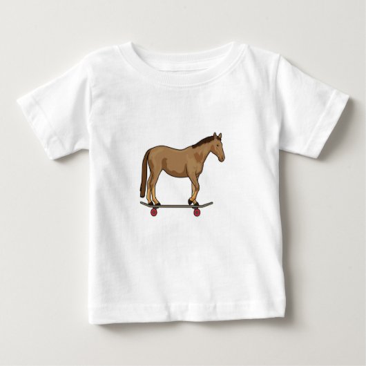 スケーターとしてスケートボードに乗る馬 ベビーTシャツ (正面)