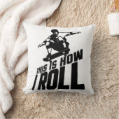 スケーターのスケー転がおもしろいトボードのギフト クッション (ブランケット)