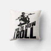 スケーターのスケー転がおもしろいトボードのギフト クッション (裏面)