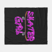 スケーターガールパープルピンクスケートボード フリースブランケット (正面(横))