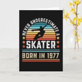 スケーター1977 50生まれ位誕生日スケートボードギフト カード (黄色い花)