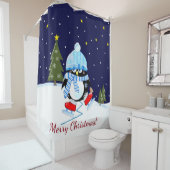 スケートで滑ることを試みているクリスマスのペンギン + カスタムな文字 シャワーカーテン (インサイチュ)