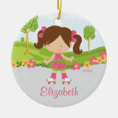 スケートで滑るのローラーのスケート選手の女の子のクリスマスのオーナメント セラミックオーナメント (正面)
