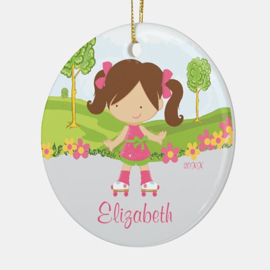 スケートで滑るのローラーのスケート選手の女の子のクリスマスのオーナメント セラミックオーナメント (左)