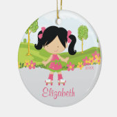 スケートで滑るのローラーのスケート選手の女の子のクリスマスのオーナメント セラミックオーナメント (左)