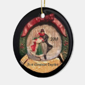 スケートで滑るカップル2019最初のクリスマスオーナメント セラミックオーナメント (左)