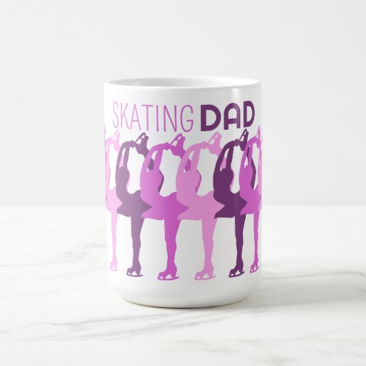 スケートで滑るパパ姿スケートで滑る同期グループ コーヒーマグカップ (中央)