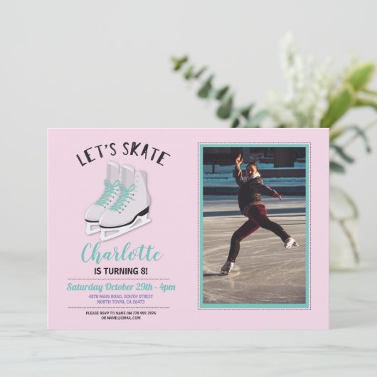スケートガールズピンクアイススケートで滑る誕生日写真 招待状 (スタンド正面)