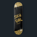 スケートガールブラック金ゴールドガーリーグリッターパーソナライズされた スケートボード<br><div class="desc">文字引用文デザインとオプションの名前のカスタマイズを備えたブラックと金ゴールドのグリッタースケートボードパーソナライズされたははっきりしたフェイク、壁の装飾として完璧なデザイン、キープサケや公園で使用するデザインスケートボードとして完璧な輝きのフレアを含む輝くプリントされたアートワークを特徴とすガーリーる。</div>