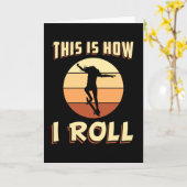 スケートガールSk8スケートボードスケートで滑るレトロギフトアイディア カード (黄色い花)