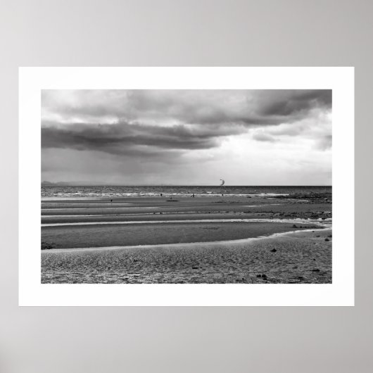 スケートサーフィンでビーチ白黒ポスター ポスター (正面)