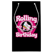 スケートパーティー – ローラリンクロールスケートで滑る誕生日 スモールペーパーバッグ (裏面)