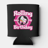 スケートパーティー – ローラリンクロールスケートで滑る誕生日 缶クーラー (裏面)