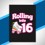 スケートパーティー- 16th Birthday Party – ローラースケートで滑る カード<br><div class="desc">このスケートパーティーデザインは、16歳のローラスケートで滑るパーティーや誕生日テーマに最適である。誕生日もしの女の子または誕生日の男の子ローラースケートが大好き、彼らはこのスケートパーティーデザインを愛する！レトロなスタイル「転がs into 16」の誕生日引用文とレインボーとスターのカッコいいローラースケートのグラフィックがおもしろい&ユニークである。おもしろいローラースケートパーティーデザイン16歳！</div>