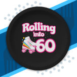 スケートパーティー- 60th Birthday Party – ローラースケートで滑る ペーパープレート<br><div class="desc">このスケートパーティーデザインは、60歳のローラスケートで滑るパーティーや誕生日テーマに最適である。若いもしハート誕生日の女の子や誕生日の男の子ローラースケートを愛し、彼らはこのスケートパーティーデザインを愛する！レトロなスタイル転が「60」の誕生日引用文を備え、レインボーとスターカッコいいを持つローラースケートのグラフィックはおもしろい&スターユニークである。おもしろいローラースケートパーティーデザイン60歳！</div>