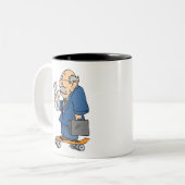 スケートボーおもしろいディング先生スケートボーダーおもしろい ツートーンマグカップ (正面左)