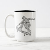 スケートボーダーの単語のコラージュ ツートーンマグカップ (左)