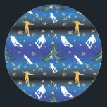 スケートボーディングクリスマスツリースケートボーダー ラウンドシール<br><div class="desc">クリスマススケートボードのテーマアートエレガントは、クリスマスツリー、雪片、ホリー、男性と女性のスケートボードシルエットがクリスマスのシーズンに祝トリックを施している。>>かわいい青と白のスケートボードのアートワーク – クリーンまたはスケッチーな極端なスポーツスケーターのためのギフトアイディア。>>カスタマイズ可能なアートワーク自分の名前またはメッセージを追加する。「このクリックテンプレートをパーソナライズ」または最終デザインに対する独自の追加の文字、背景の形状、グラフィックなどカスタマイズを作成する。</div>