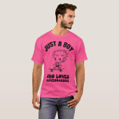 スケートボードが大好きな少年 Tシャツ (正面フル)