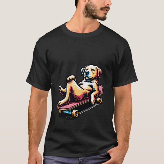 スケートボードでくつろぐ犬のクールなモチーフ Tシャツ (正面)