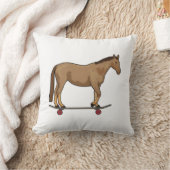 スケートボードでスケーターとして馬 クッション (ブランケット)