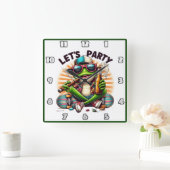 スケートボードでパーティーを楽しむ帽子のカエル スクエア壁時計 (ホーム)