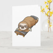 スケートボードで寝るのが好きなナマケモノ カード (黄色い花)