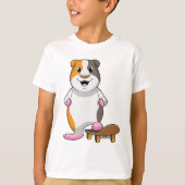 スケートボードとスケーターとしてのモルモット Tシャツ (正面)