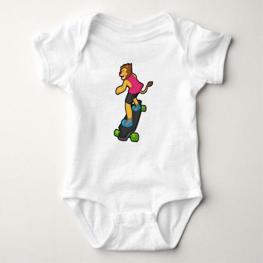 スケートボードとスケートボーダーとしてのライオン ベビーボディスーツ (正面)