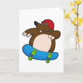 スケートボードとヘルメットを着用したスケーターとしてのモグラ カード (黄色い花)