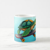 スケートボードに乗ってかわいい亀 コーヒーマグカップ (中央)