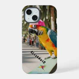 スケートボードに乗るカラフルなオウム iPhone 15ケース