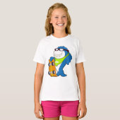 スケートボードに乗るサメのスケーター Tシャツ (正面フル)