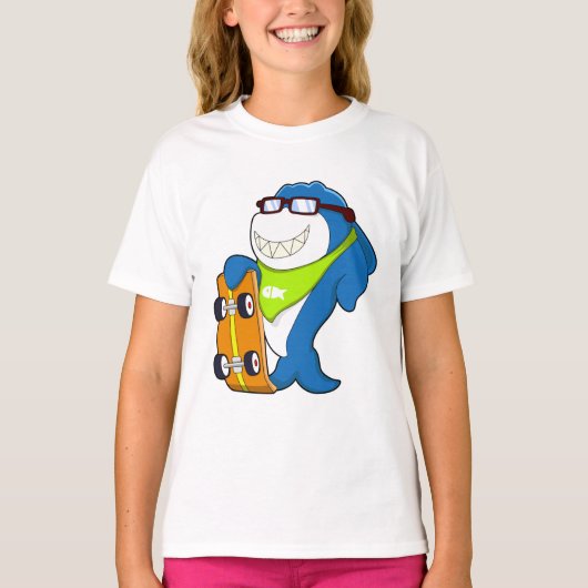 スケートボードに乗るサメのスケーター Tシャツ (正面)