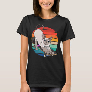 スケートボードに乗るシャム猫の子猫スケートボード Tシャツ