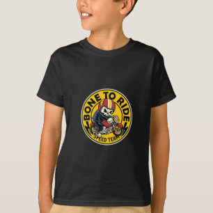スケートボードに乗るボーン Tシャツ