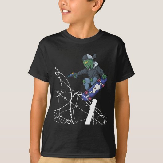 スケートボードに乗る有刺鉄線のエイリアンスケーター Tシャツ (正面)