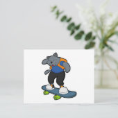 スケートボードに乗る猫 ポストカード (スタンド正面)