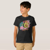 スケートボードをするアボカドのUSAフラグ面白いデザイン Tシャツ (正面フル)