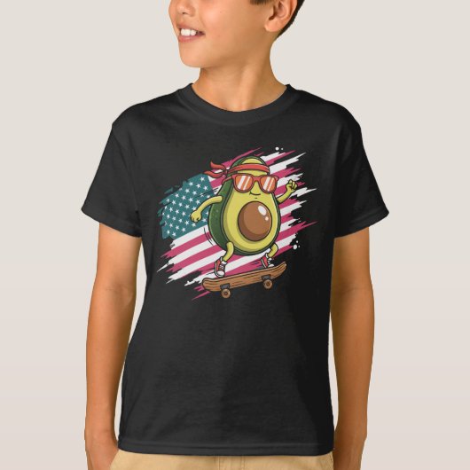 スケートボードをするアボカドのUSAフラグ面白いデザイン Tシャツ (正面)