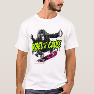 スケートボードをするTシャツのサル Tシャツ