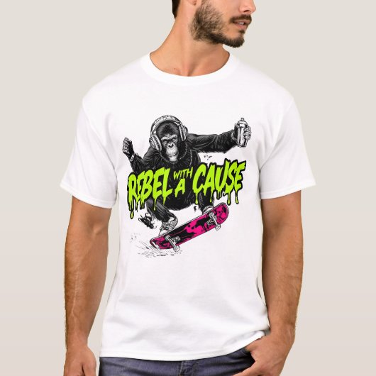 スケートボードをするTシャツのサル Tシャツ (正面)