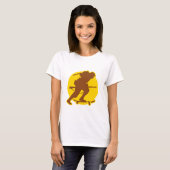 スケートボードをするWWII Tシャツ (正面フル)