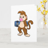 スケートボードを使ったスケーターとしてのサル カード (黄色い花)