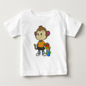スケートボードを使ったスケーターとしてのサル ベビーTシャツ (正面)