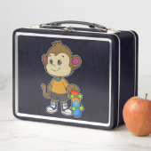 スケートボードを使ったスケーターとしてのサル メタルランチボックス (インサイチュ)