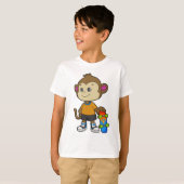 スケートボードを使ったスケーターとしてのサル Tシャツ (正面フル)