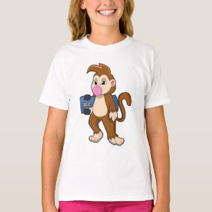 スケートボードを使ったスケーターとしてのサル Tシャツ