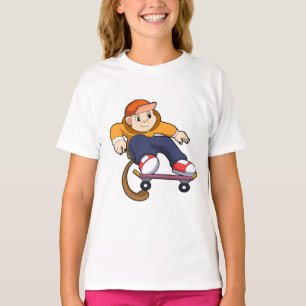 スケートボードを使ったスケーターとしてのサル Tシャツ