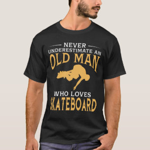 スケートボードを愛する老人 Tシャツ